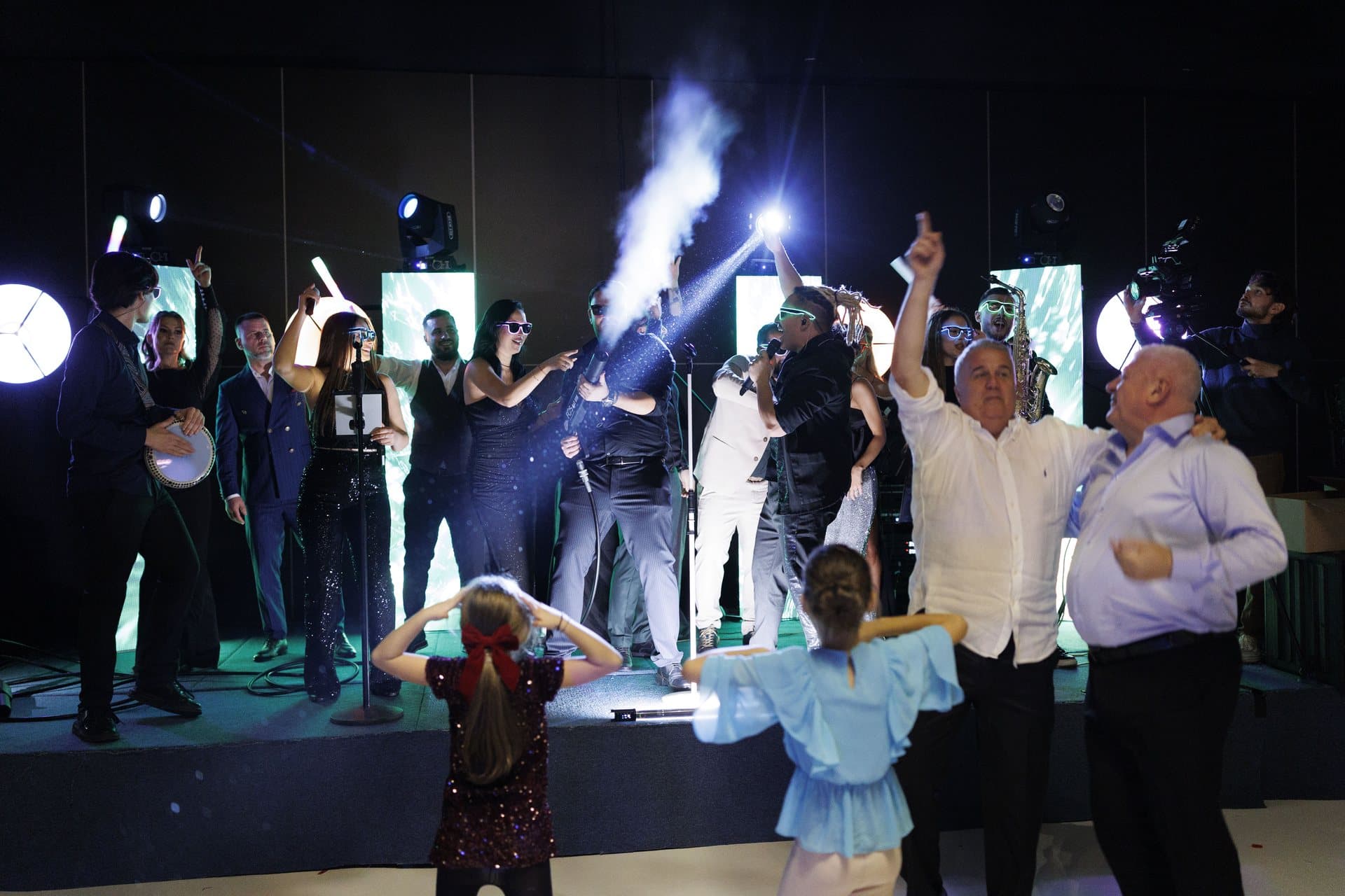 Invitați de toate vârstele dansează în fața trupei