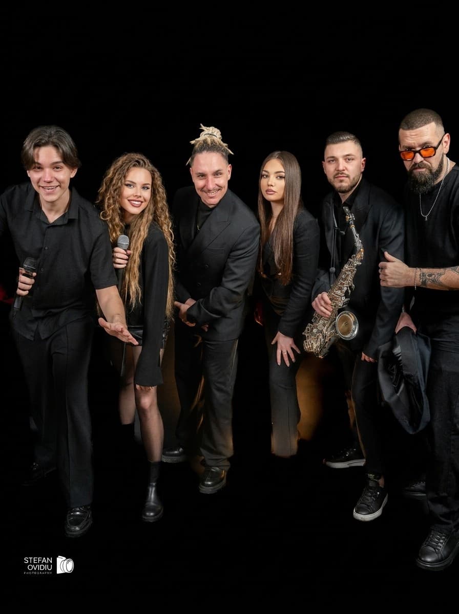 Portret de grup Highlife Showband: soliști, saxofonist și muzicieni