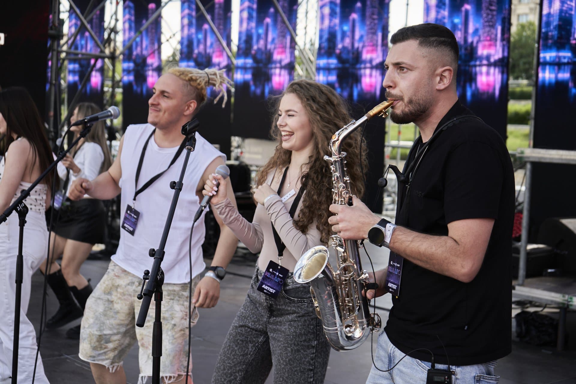 Soliștii și saxofonistul Highlife Showband în culise, înainte de urcarea pe scenă