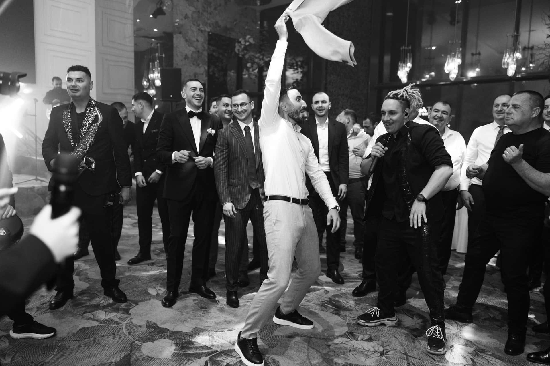 Ring plin, invitați dansând, fotografie alb-negru