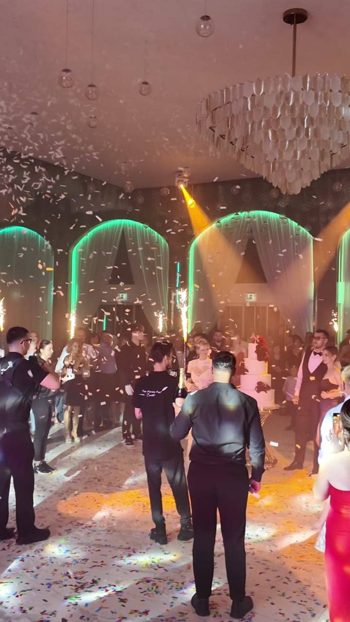 Invitați dansând cu mâinile ridicate la o petrecere reală cu artiștii NovaMusicLive